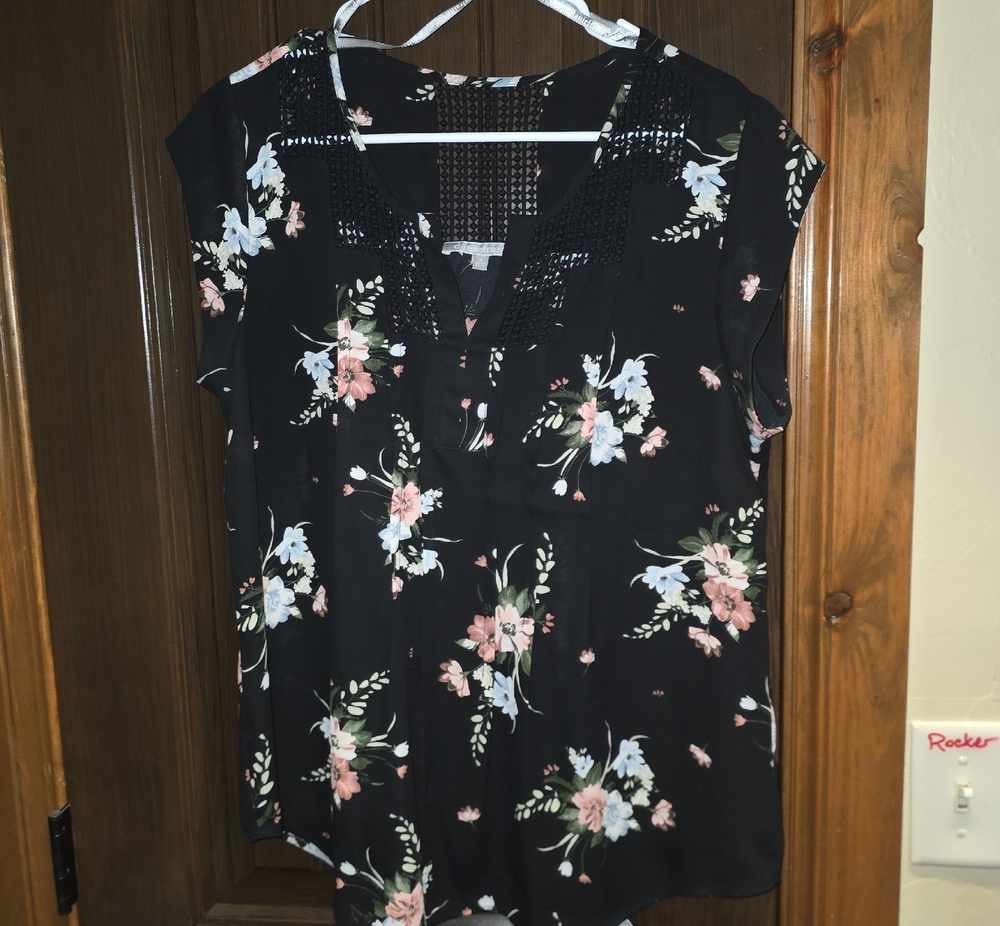Daniel Rainn Black Floral V-Neck Cap Sleeve Blouse